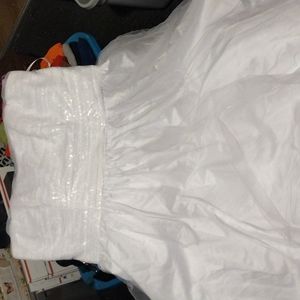 BEAUTIFUL WHITE WEDDING GOWN